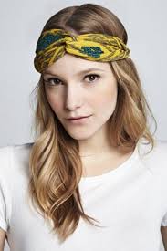 Se coiffer avec un headband, comment porter et faire tenir un headband, bien mettre un headband sur cheveux courts longs et maintenir quand il glisse. Comment Mettre Nouer Porter Foulard Cheveux