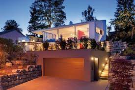 For example, the hanging light in the garage image below is capable of lighting a particular workspace. Die In Den Hang Gebaute Garage Fugt Sich Gut In Das Architektonische Ensemble Ein Das Flachdach Kann Als Terrasse Haus Hanglage Design Fur Zuhause Anbau Haus