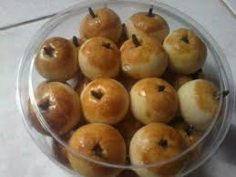 Jun 07, 2021 · parut nanas, masak diatas wajan teflon sampai air dari nanas parutnya berkurang (asat) masukkan gula, kayu manis dan cengkeh, masak lagi sampai selai bener² kering (selai yg kering akan membuat nastar tahan lama/tdk mudah jamuran). Jual Nastar Cengkeh Isi Selai Nanas By Ardya Store Di Lapak Kue Kering Ardya Bukalapak