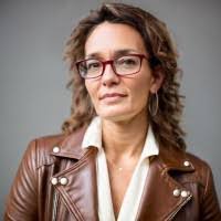 Beth Flores's Instagram, Twitter & Facebook