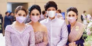 Seringkali membuat konten mewah dalam unggahan terbarunya, sisca kohl terlihat memborong bts meal dan membuat es krim dari. Viral Review Barang Sultan Silsilah Keluarga Sisca Kohl Dibongkar Netizen Merdeka Com