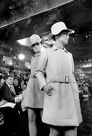 Models Presenting Fashion By Pierre Cardin Photo By Raymond Depardon Paris 1967 1960s Vintage Clothing Model Look Fashion
