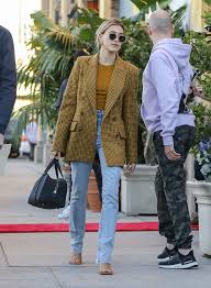 Hailey Baldwin Updates On Twitter In 2020 Blazer Outfits Lassig Outfit Modestil