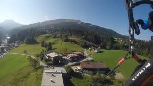Die runde startet in ellmau am wilden kaiser und bietet eine einkehr im filmgasthof „wilder kaiser, der in wirklichkeit „gasthof föhrenhof heißt. Unser Bergdoktor Haus Bild Von Flycenter Wilder Kaiser Tandemflights Ellmau Tripadvisor