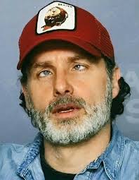 Andrew Lincoln fixe bizarrement : r/thewalkingdead