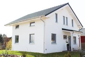 Seite 1 die häuser seite 2 wir wollen, dass sie sich wohlfühlen, darum planen wir unsere häuser für sie mit besonders viel detailliebe und achten darauf, dass nur die besten zutaten verwendet werden. Geraumiges Einfamilienhaus 1 5 Geschossig Weiss Verputzt Thams Hauser