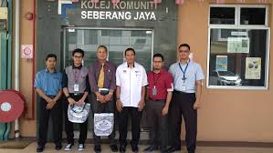 Setakat ini terdapat 103 buah kolej komuniti di berbagai lokasi di setiap negeri di seluruh kolej komuniti berada di bawah kendalian jabatan pendidikan politeknik dan kolej komuniti (jppkk), kementerian pendidikan malaysia (kpm). Perkongsian Pintar Iot Bersama Pensyarah Kolej Komuniti Seberang Jaya Pulau Pinang Facebook