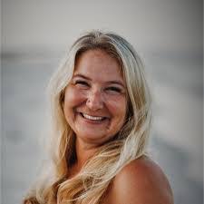 Leah Bamberger's Instagram, Twitter & Facebook