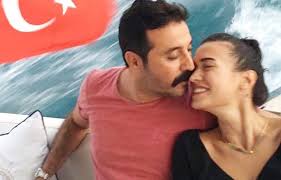 Çift bugün itibarıyla evliliklerini sonlandırdı ve boşandılar. Unlu Ciftten Ask Dolu Paylasim