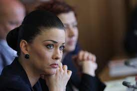 Demeter márta a titkos minősítésű iraton látott egy adatot, egy nevet, tudta hogy a miniszterelnök egyik lányát így hívják és azonnal nem érdekelte a minősítés, sőt, annyira gátlástalanul mohó volt, hogy annyit nem kérdezett: Demeter Marta Lett Az Lmp Tarselnoke Zoom Hu