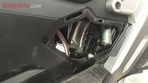Tadaaaa jeroan honda beat kebuka kaan hehe. Cara Ganti Busi Honda Adv150 Gampang Banget Cuma Perlu Lepas Satu Cover Body Ini Gridoto Com