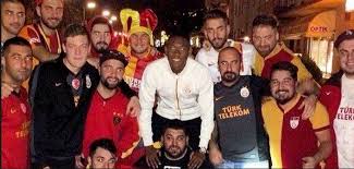 Tanju koymatoğlu kanalin eklediyi david alaba galatasaray tezahüratı./p>. Snoog Dogg Poses In A Galatasaray Shirt
