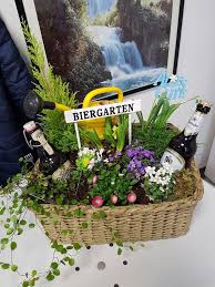 Ein Miniatur Biergarten Fur Den Gartenfreund Oder Stolzen Besitzer Eines Balkons Wer Will Kann Auch Noch Zwei Bi Geschenke Geschenkideen Originelle Geschenke