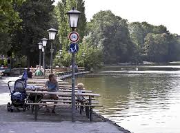 Das seehaus münchen am kleinhesseloher see ist ein beliebtes ausflugsziel im englischen garten. Das Seehaus Im Englischen Garten Biergarten In Munchen Impressionen Bildergalerie Fotos