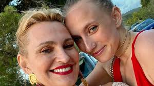 Ainhoa Arteta celebra el primer año de su "nueva vida" rodeada de sus hijos  tras estar a punto de morir