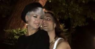 Ο damiano david κρατώντας το βραβείο της eurovision για το 2021 στο χέρι, άρχισε να τραγουδά το el diablo. Damiano David Comes Out And Reveals Who His Girlfriend Is Curler Ruetir