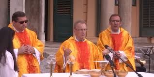 Die gemeinsame feier des fronleichnamsfests mit einer messe im hamerlingpark und der folgenden prozession durch unseren lebensraum, die drei pfarrgebiete, hat nun schon eine lange tradition. Fronleichnam 2020