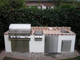 Auch der grill muss perfekt sein. Kleine Grillkuche Im Garten Outdoor Kuche Grill Kuche Kuche Im Freien