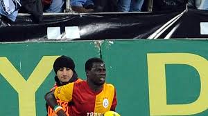Eboue Besiktas Taraftari Bana Maymun Dedi Ntv