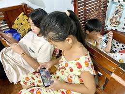 Con trẻ và điện thoại: Cấm thì thương, buông thì... mệt đầu - Báo Long An  Online