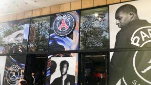 Pierre ménès pousse un coup de gueule sur le feuilleton messi ! Les 22 Ans Du Psg Store Des Champs Elysees Paris United