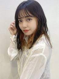 藤間 インナーペールオレンジ 20代におすすめキュート ガーリー 韓国風 大人かわいいモテ 愛され巻き髪 斜め前髪 流し前髪 オレンジインナーカラーブリーチ 金髪 ヘアサロン予約 ozmallビューティ ヘアサロン 斜め前髪 巻き髪