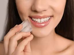 5 cách làm đẹp da, giảm bọng mắt, chữa cháy nắng với đá lạnh