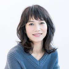 ソフトウルフ 外ハネ 短め前髪 3トレンドを大人っぽく取り入れて 40代のミディアムヘア ミディアムヘア ヘアスタイル 髪型