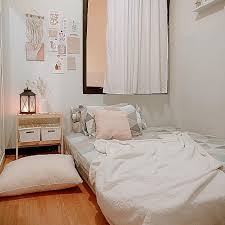 Memiliki kamar tidur yang indah bukan berarti kamu harus mendekorasi dengan banyak hal. 10 Ide Dekorasi Kamar Tidur Sederhana Bergaya Mewah Terbaru Ndekorrumah
