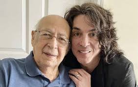 Fallece PADRE de PAUL STANLEY En una lamentable noticia, William Eisen,  padre del guitarrista y cantante de KISS, Paul Stanley, falleció a la edad  de 101 años. “Mi padre, William Eisen, dejó