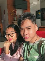 Dù cuộc chia tay bất ngờ này dấy lên nghi vấn mâu thuẫn giữa tiền bạc giữa phương mỹ chi và bố nuôi, nhưng không thể phủ nhận trong suốt những năm qua, quang lê đã giúp đỡ để giọng ca sinh năm 2003 có. Chang Trai Yeu ThÆ°Æ¡ng Báº£o Vá»‡ PhÆ°Æ¡ng Má»¹ Chi Ä'Æ°á»£c Quang Le Nháº­n Lam Con La Ai
