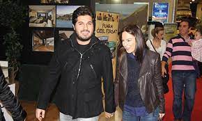 Reza zarrab'ın casusluk soruşturması kapsamında el konulan kanlıca'daki villasında oturmaya devam eden ebru gündeş'in, kızı alara zarrab'ın babasının durumundan haberdar olmaması için evdeki tüm elektronik aletlerin internet bağlantısını kestiği iddia edildi. Ebru Gundes Riza Ya Gitti Bosanmayacaklar