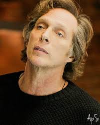 Another lovely Facebook find of William Fichtner as Carl Hickman from  Crossing Lines. Just Look at his gorgeous hair!!