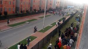 2 comercios solo pueden abrir hasta las 5:00 de la tarde.( juan miguel peña ). Alcalde De Bogota Decreto Toque De Queda Por Vandalismo En La Ciudad La Cronica Del Quindio Noticias Quindio Colombia Y El Mundo