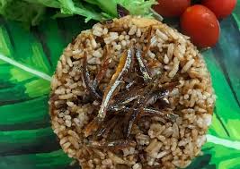 Resepi nya semua orang tahu, tapi tak apa lah, sekadar nak melengkapkan blog yang memaparkan kehidupan saya sendiri sejak kecil hingga sekarang. Resepi Nasi Goreng Cili Padi Kicap