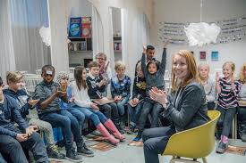 Hennes avoga inställning till sd uppskattas mycket. Centerpartiets Partiledare Annie Loof Besoker Berattarministeriet Berattarministeriet