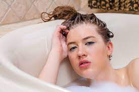 Bath robe большие сиськи брюнетка. Sexy Seductive Young Women In Bathtub Kozzi