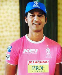 Saxena çeşitli pozisyonlarda vuruş yaptı ancak genellikle vuruş. Jalaj Saxena Biography Age Height Family Wife Cricket Ipl Facts