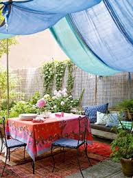 33 Ideen Fur Den Garten Mit Gardinen Die Erholungsecke Im Sommer Muss Uber Alle Extras Verfugen In 2020 Outdoor Dekorationen Sonnenschutz Garten Dekor