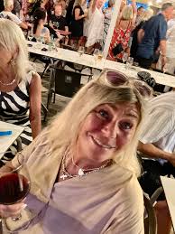 Fantastiskt!! Json live i Torrevieja levererar åter. Partypatrullen med  gästartister. Los Angeles är fylld till bristningsgränsen. Bara glada sköna  människor. Långt ifrån politik och annat trist. Bara glädje. Hälit e de.