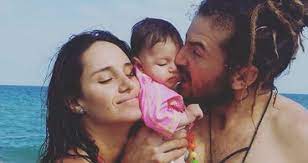 La frase «amor es amor» es una de las más repetidas por la comunidad lgbt+ y aliados , para luchar por el respeto y la tolerancia hacia las parejas de cualquier tipo. Isi Urrejola Enternecio Instagram Con Foto Amamantando A Su Hija Miel Redes Sociales Pagina 7