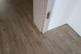 Im übrigen ist teppich als untergrund auch hygienisch bedenklich, denn abgeschlossen unter einer festen holzschicht könnte dieser anfangen zu schimmeln. Schimmel Unter Laminat Erkennen Und Entfernen So Geht S