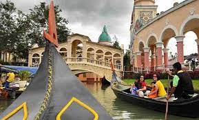 Hallo semuanya, kalian pasti sudah gak asing lagi dengan komplek villa kota bunga yang berada di pun. 10 Gambar Little Venice Cianjur Harga Tiket Masuk 2021 Jam Buka Tutup Rute Jalan Menuju Lokasi Jejakpiknik Com