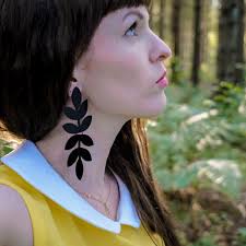 Är ni redo? Med mina bara händer har jag lagt ner min själ i att skapa en  helt ny örhänges- kollektion! Kanske lite för mycket själ, för nu känner  jag mig rädd.