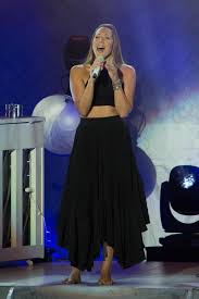 Caillat, Perri bring inspiration and hits to Greek stage