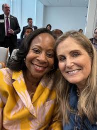 Leah Hare's Instagram, Twitter & Facebook