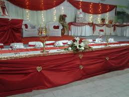 decoration de table mariage table d honneur nappe blanche en tissu chemin de table rouge pose a l horizontale jupon kitchen design decor table decorations