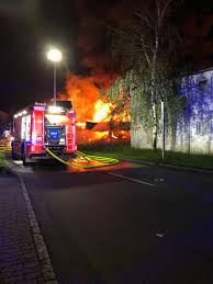 Ein feuerwehrmann wurde bei den löscharbeiten verletzt. Qyhdibntvwknjm