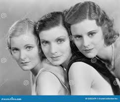 Stående Av Tre Kvinnor (alla Visade Personer Inte är Längre Uppehälle, Och  Inget Gods Finns Leverantörgarantier Att Det Ska Finna Fotografering för  Bildbyråer