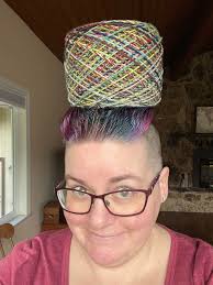 I needed something simple, just spinning without a brain. Floof from  @Regenbogenwolle is called Fire at Midnight, a blend of Southdown,  Zwartbles and Tweed. The yarn should be something about Sport/DK weight,